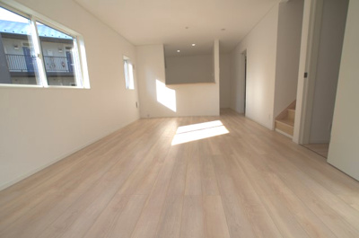 【居間・リビング】 | 綾瀬市上土棚北3丁目 新築戸建て 全3棟【仲介手数料無料】 | 宅地建物取引士による不動産のご説明・現地のご案内、住宅金融普及協会住宅ローンアドバイザーが住宅ローンのアドバイスから融資実行までのお手伝いをしっかりサポートします♪