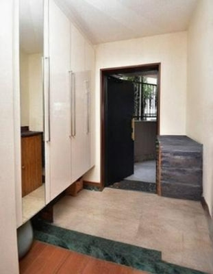 【玄関】 | エイルヴィラグランシス高麗町 | 姿見付き・大容量シューズボックス
※家具等はAIで消しています。