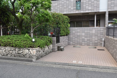 【駐車場】 | エイルヴィラグランシス高麗町 | 庭から出入り可能な駐車場です