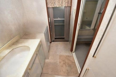 【洗面所】 | エイルヴィラグランシス高麗町 | 勝手口付きの洗面所、西向きのバルコニーに出られます。
※家具等はAIで消しています。