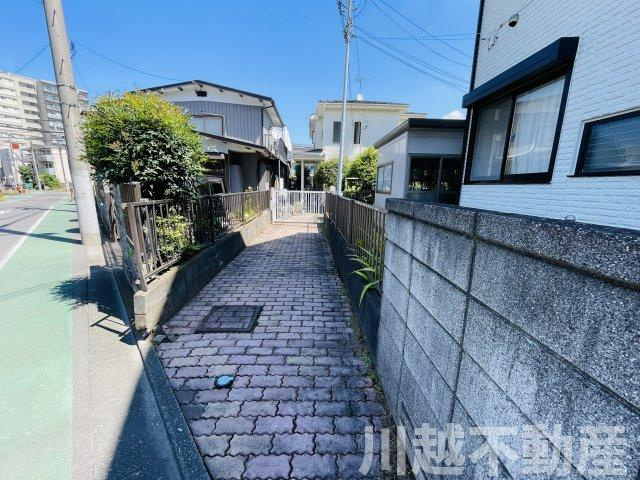 駅近で通勤通学・買い物など生活便利な立地の前面道路含む現地写真|経験豊富なスタッフがわかりやすくご案内いたします