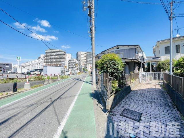 駅近で通勤通学・買い物など生活便利な立地の前面道路含む現地写真|水曜のみ定休日です