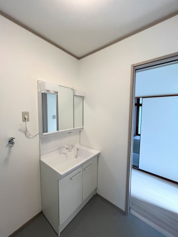 亘理郡亘理町吉田字上塚　中古住宅の独立洗面台|朝の身支度には欠かせない独立洗面化粧台