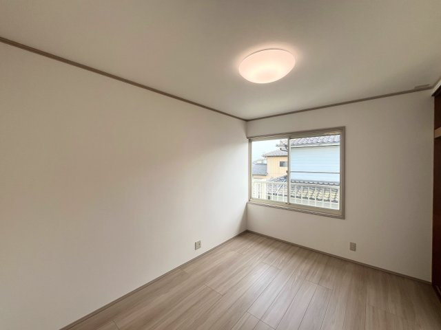 亘理郡亘理町吉田字上塚　中古住宅の洋室|コンパクトで使いやすい洋室です