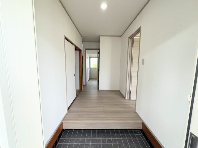 亘理郡亘理町吉田字上塚　中古住宅の玄関|中に入るときれいな室内が広がります