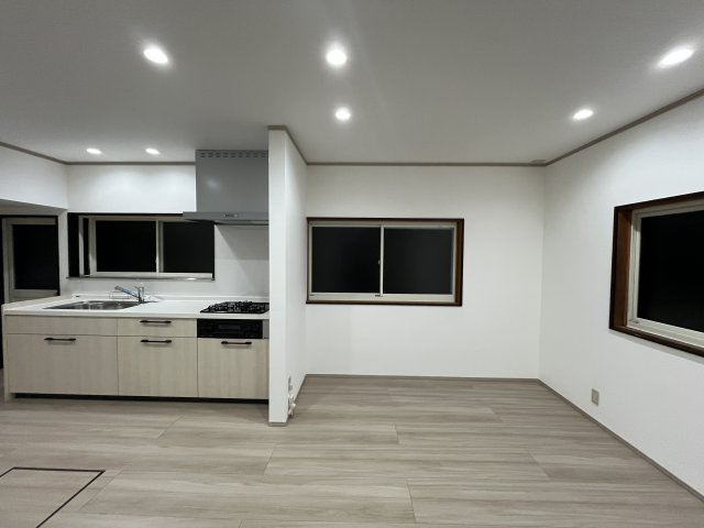 亘理郡亘理町吉田字上塚　中古住宅の居間・リビング|すっきりとしたダイニングキッチンです