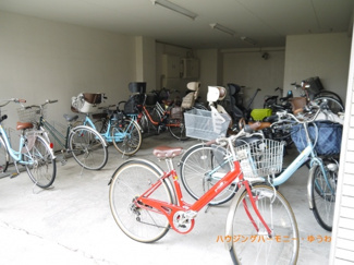 【その他共用部分】 | 駐輪場、近くの自転車専門店で新たに購入するのも良いかも。