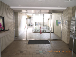 【エントランス】 | 清潔感と歓迎感があるエントランスホールです。