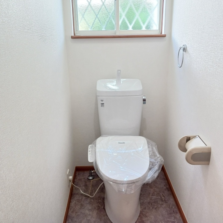 落ち着いた色調のトイレです