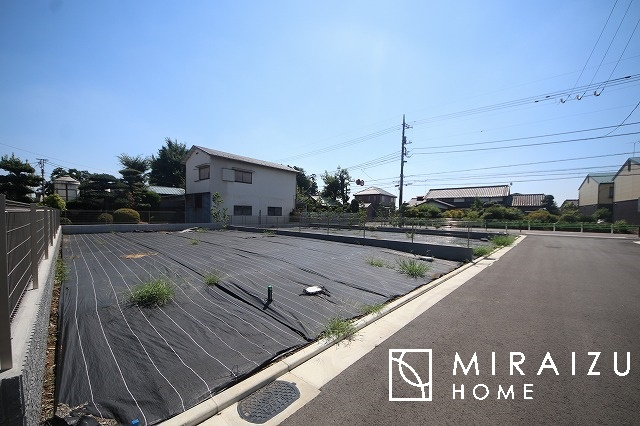 【外観】 | 運転が不安な方も安心な前面道路、きちんと幅員のある道路は女性にも安心です。整備されている道路は気持ちも良いですね♪
