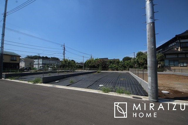 【前面道路含む現地写真】 | 陽の光をたっぷりと浴びながら気持ち良く生活が出来ます。夢のマイホーム、夢ではなく実現出来ます！見学・ご相談等、お気軽にご連絡下さい。