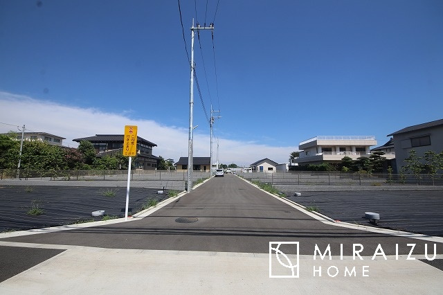 【前面道路含む現地写真】 | お車の運転に自信のない方でも安心かなと思います。とても解放感があり、日当たりも気持ちよさそうです。

