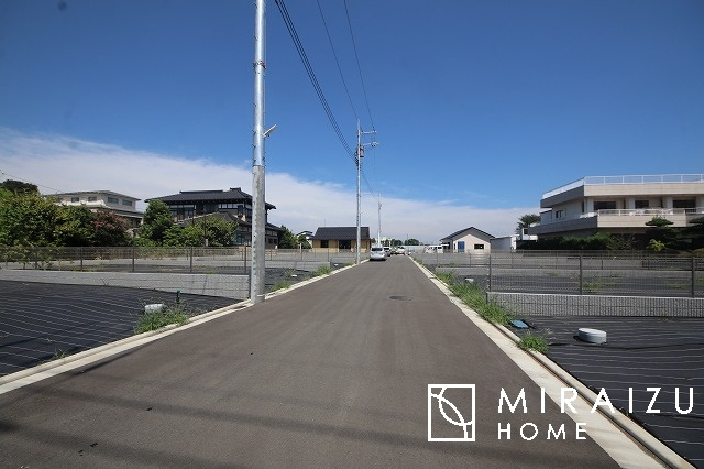 【前面道路含む現地写真】 | 通勤や家族の送迎など、毎日の生活にマイカーが欠かせない方にとって駐車場は大事な条件。敷地内にカースペースがあれば、お出かけやお買い物の際の搬入出も楽々です。
