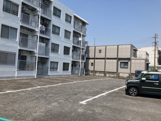 レジデンス遠若の駐車場