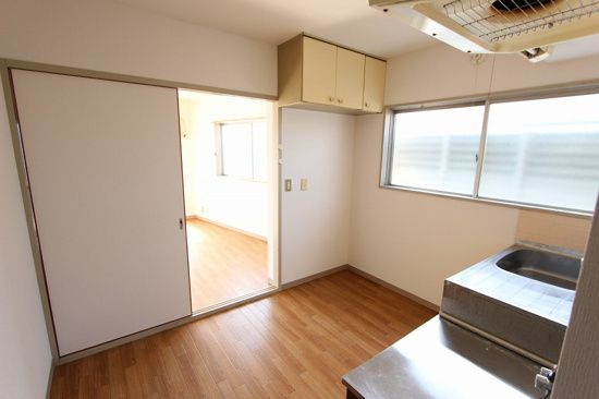 レジデンス遠若の居間・リビング|こちらのリビングで趣味の時間をお楽しみください