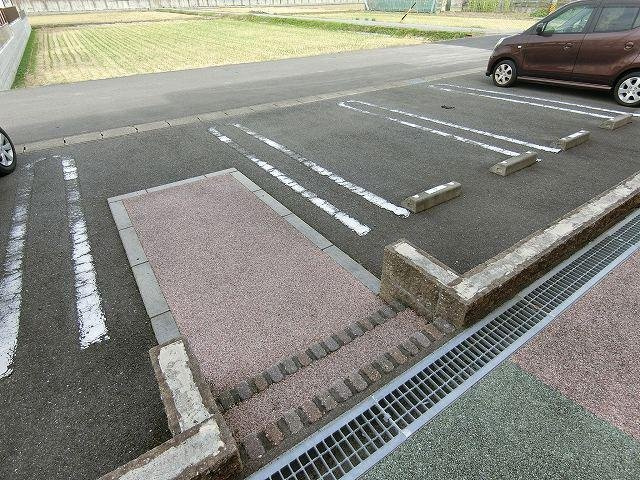 フィオーレ勝山Ａの駐車場