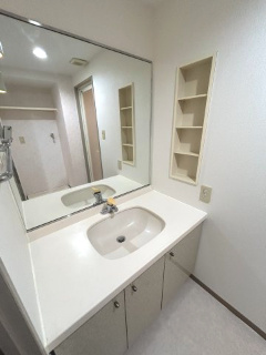 【独立洗面台】 | ライオンズガーデン横浜蒔田 | ゆとりのある広さの洗面台です。
