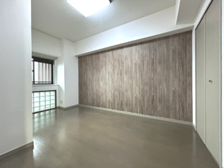 【洋室】 | ライオンズガーデン横浜蒔田 | アクセントクロスの際立つ洋室