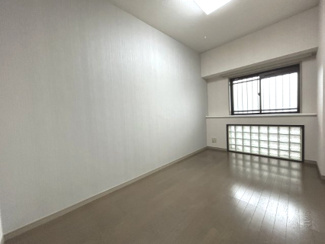 【洋室】 | ライオンズガーデン横浜蒔田 | 足元にも明るさが入り部屋全体が明るくなります。