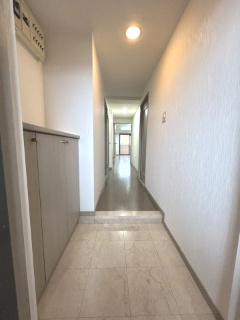 【玄関】 | ライオンズガーデン横浜蒔田 | シューズボックスの上に小物が飾れるので、インテリアをお楽しみいただけます。