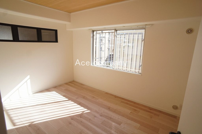 【子供部屋】 | シャルム小阪壱番館 | 【洋室②】窓あります☆