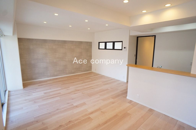 【居間・リビング】 | シャルム小阪壱番館 | 【LDK：約16.5帖】クロス貼替え、フローリング張替え、水廻り設備一新、建具新調、クリーニング済みです☆