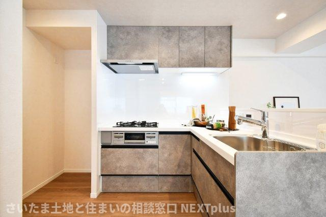 エンゼルハイム浦和花月のキッチン|奥行きも横幅も広さがありますので、2人でお料理しても動きやすいゆったり空間です！カウンターキッチンはお料理をしながら家族の様子が見え、会話も弾むので人気な設備となっております！