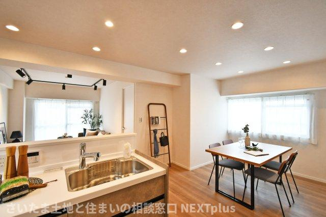 エンゼルハイム浦和花月の居間・リビング|LDK16帖：モダンで美しい室内リフォームで綺麗に生まれ変わりました！ご家族やご友人を招いてもゆとりのあるスペースなので、ホームパーティーを開いても楽しそうですね◎