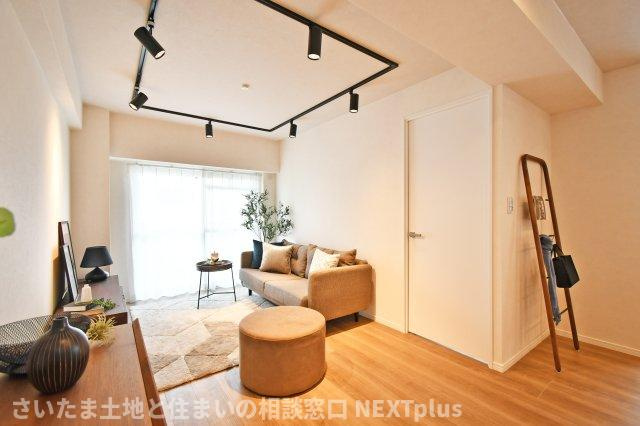 エンゼルハイム浦和花月の居間・リビング|LDK16帖：南西向きの明るいリビングです。バルコニーに出られる大きな窓付きなので、お日様の光がたっぷりと入ります！白基調で明るくスッキリの自然と家族が集まる空間です◎