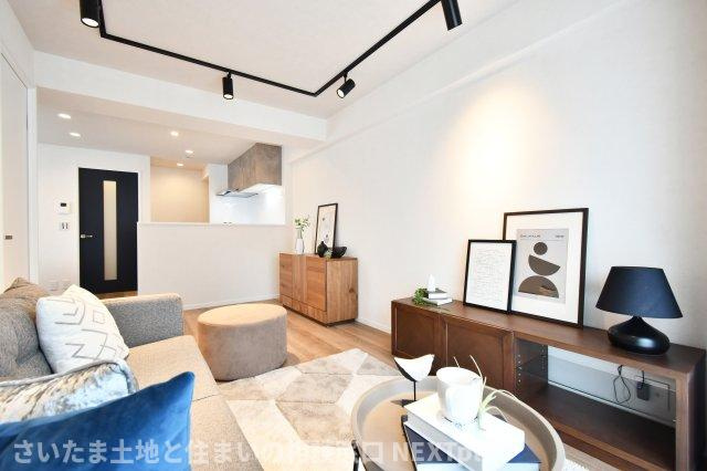 エンゼルハイム浦和花月の居間・リビング|LDK16帖：内装・設備一新のフルリノベーション物件です。 日当りがよく、充実の設備が揃ったお部屋は毎日の生活がさらに楽しくなります。家具のレイアウトも楽しめます！