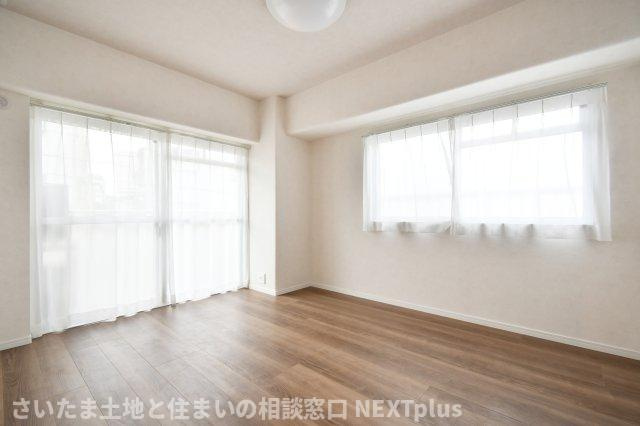 エンゼルハイム浦和花月の洋室|洋室①6帖：リビングすぐ横なので、ご家族とのコミュニケーションが取りやすいお部屋です。南西側と北西側は朝陽が入りにくいので、朝はぐっすりと眠りたい方にぴったりのお部屋です。