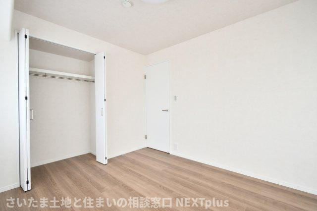 エンゼルハイム浦和花月の洋室|洋室①6帖：クローゼットは各部屋についているので、ご家族それぞれの収納スペースとして持つこともできます。ダブルベットを置いてもゆとりのある広さなので、主寝室にもおすすめです◎