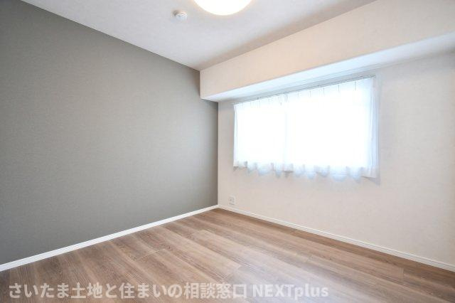 エンゼルハイム浦和花月の洋室|洋室②4.7帖：北西向きのお部屋です。北側のお部屋は直射日光が入らないので、家具が傷みにくいです◎アクセントクロスがおしゃれな洋室のため、家具のレイアウトが楽しめそうですね◎