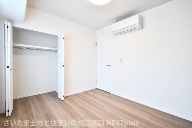 エンゼルハイム浦和花月の洋室|洋室②4.7帖：エアコン1台設置済みのため入居後からすぐに快適に過ごせます◎白基調のお部屋は空間がより広く感じられます！シンプルなので家具のレイアウトもしやすいです◎