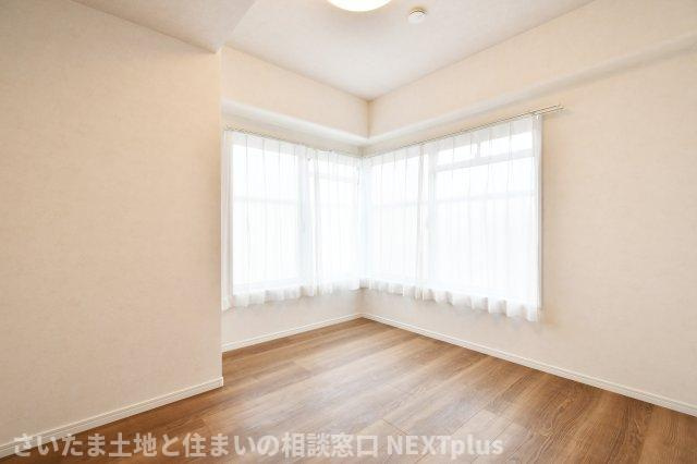 エンゼルハイム浦和花月の洋室|洋室③4.2帖：他の部屋と廊下や収納で隔たれているので、プライバシーが守られやすいお部屋です◎集中したい在宅ワーク部屋や受験生のお子様の勉強部屋にもぴったりです！