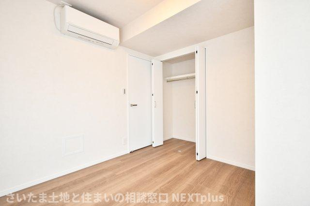 エンゼルハイム浦和花月の洋室|洋室③4.2帖：クローゼットにはハンガーパイプがついているのでかけるだけの収納ができ、家事ラク＆家事の時短になります◎上下にセパレートされているのも収納しやすいポイントですね◎