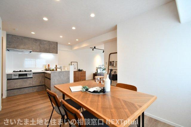 エンゼルハイム浦和花月の居間・リビング|LDK16帖：カウンターキッチンの横にはダイニングテーブルを置き、バルコニー側にはソファーやテレビを置く事で、ダイニング空間とリビング空間を分ける事ができメリハリがつきます！