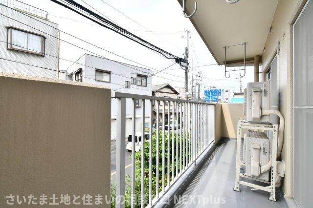 エンゼルハイム浦和花月のバルコニー|南西向きのバルコニーなので、夕方まで陽当たり良好！バルコニーは2部屋から出入り可能のため、家事動線が良いです。横幅も奥行きもあるので、洗濯物をたっぷり干せますよ◎