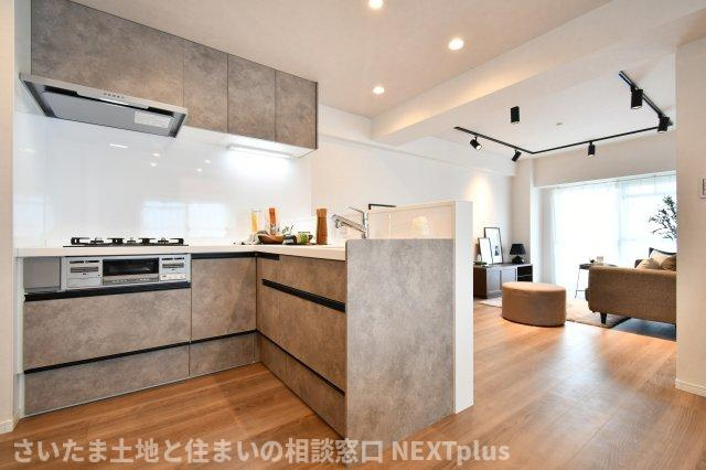 エンゼルハイム浦和花月のキッチン|独立空間にできるタイプのキッチンスペースです。ベビーゲートをつけることでお子様やペットを刃物や火の元へ近づかせることなく、安心安全にお料理を作ることができます。