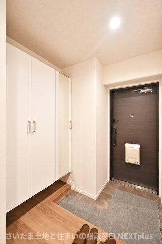 エンゼルハイム浦和花月の玄関|シューズボックスには姿見付きですので、お出かけ前に全身コーデをチェックする事ができます！玄関の正面は廊下の壁部分なので、急な訪問で玄関を開けた際室内が見えない設計です！