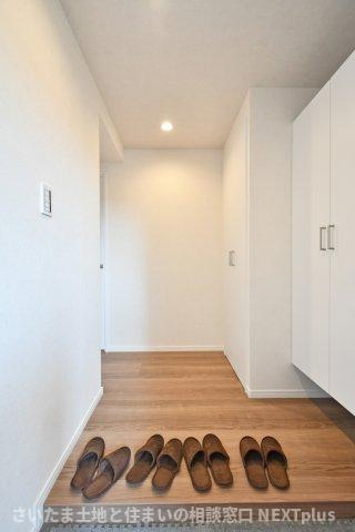 エンゼルハイム浦和花月の玄関|玄関は広めに設計されておりますので、お子様と並んで靴を一緒に履く事もできます！トールサイズのシューズボックスですので、ご家族分の靴がしっかり収納する事ができます。