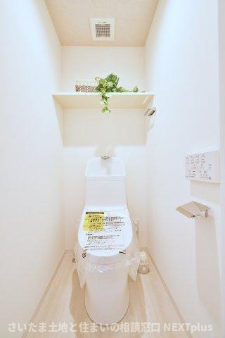 エンゼルハイム浦和花月のトイレ|トイレ：奥行きにゆとりがあり、圧迫感の少ないトイレスペース。吊戸棚付きで、トイレットペーパーなどの備品補充も楽々行えます。掃除用具をしまうと生活感も消す事ができ、イマドキなお部屋にできます。