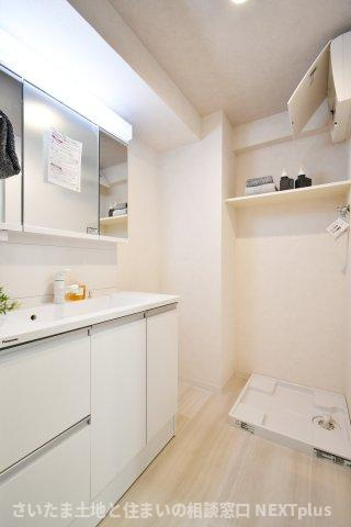 エンゼルハイム浦和花月の独立洗面台|三面鏡付き洗面台は朝の寝癖直しも楽々。鏡裏には歯ブラシセットやスキンケアも収納できて魅力的です！下の収納にもドライヤーや入浴グッツ、洗剤のストックなど…様々なものが収納できる便利な設備です！