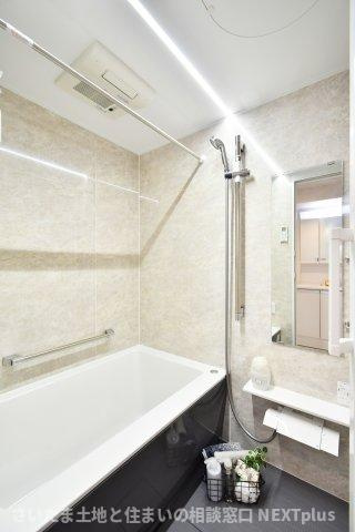 エンゼルハイム浦和花月の浴室|白基調の明るい雰囲気の浴室です。浴室乾燥機もついておりますので、日曜日の夜に出される体操着や給食着、雨の日のお洗濯も困りません！暖房機能もついているので、寒い日のお風呂も気持ち良くは入れますね。