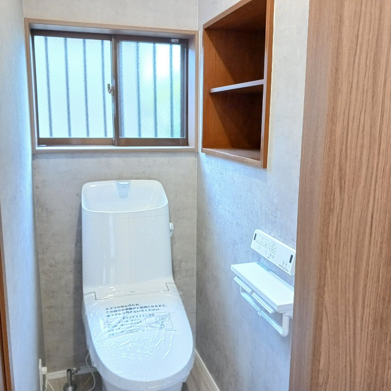 落ち着いた色調のトイレです