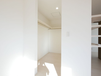 【収納】 | 甲府市東光寺3丁目 ZEH水準オール電化新築戸建 B号棟 | 2階8.2帖洋室のウォークインクローゼット