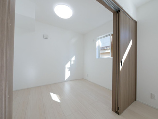 【洋室】 | 甲府市東光寺3丁目 ZEH水準オール電化新築戸建 B号棟 | 1階4.3帖洋室