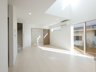 【居間・リビング】 | 甲府市東光寺3丁目 ZEH水準オール電化新築戸建 B号棟 | やさしい日差しに包まれた、明るく暖かな南向きリビング