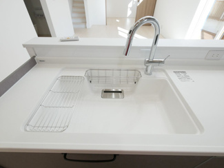【キッチン】 | 甲府市東光寺3丁目 ZEH水準オール電化新築戸建 B号棟 | 傷に強い人造大理石シンク・天板のキッチン　水栓もお洒落