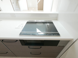 【キッチン】 | 甲府市東光寺3丁目 ZEH水準オール電化新築戸建 B号棟 | 掃除が楽々なIHクッキングヒーター